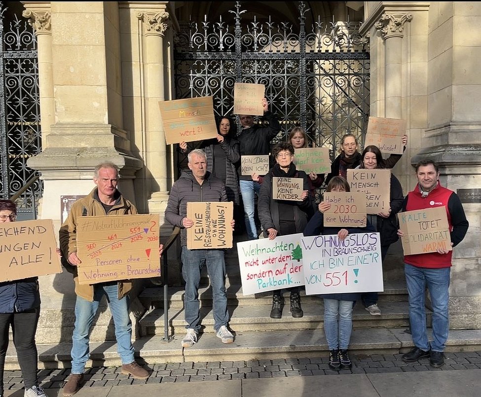 Kundgebung der Initiative Notruf Wohnungsmarkt vor dem Braunschweiger Rathaus mit Protestplakaten